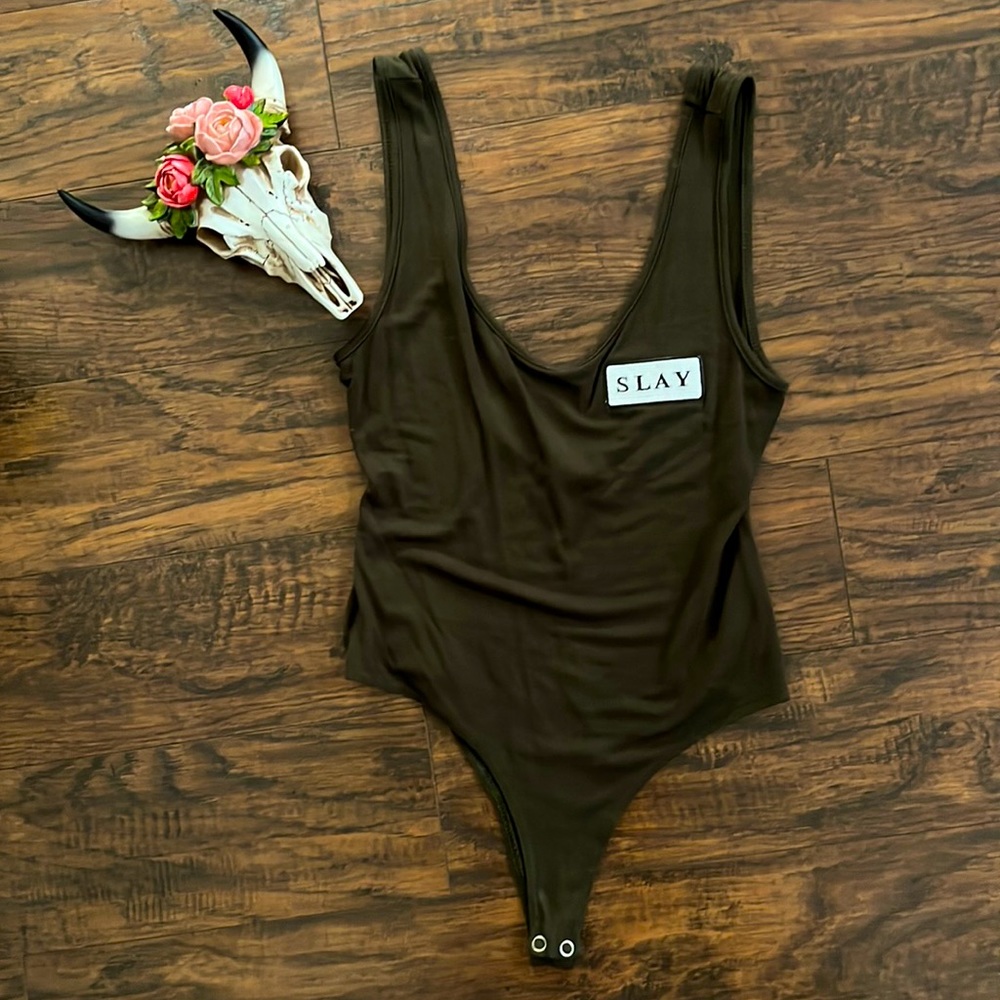 Low cut side boob bodysuit 👀🖤